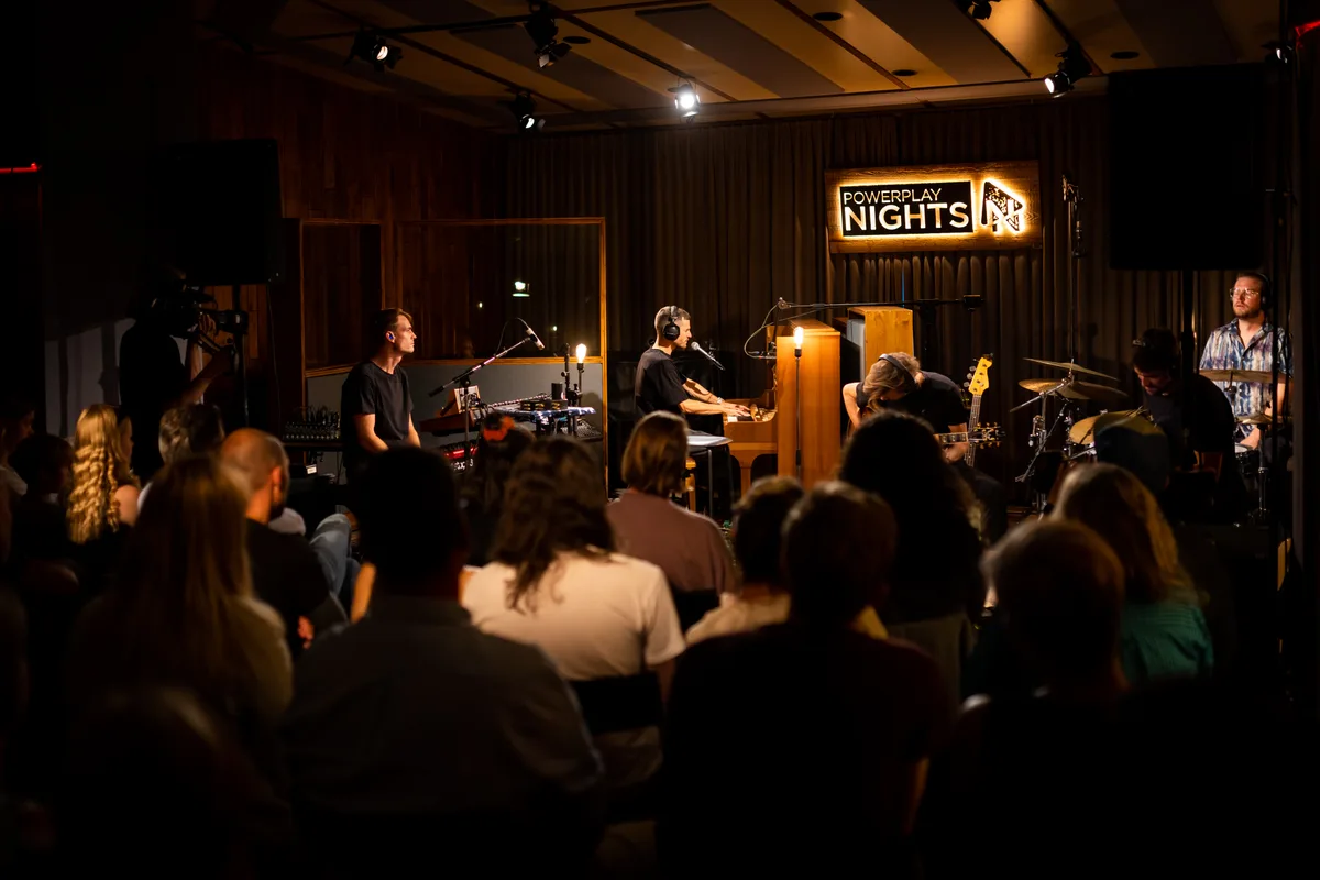 James Gruntz mit Band an den Powerplay Nights im Tonstudio der Powerplay Studios in Maur.